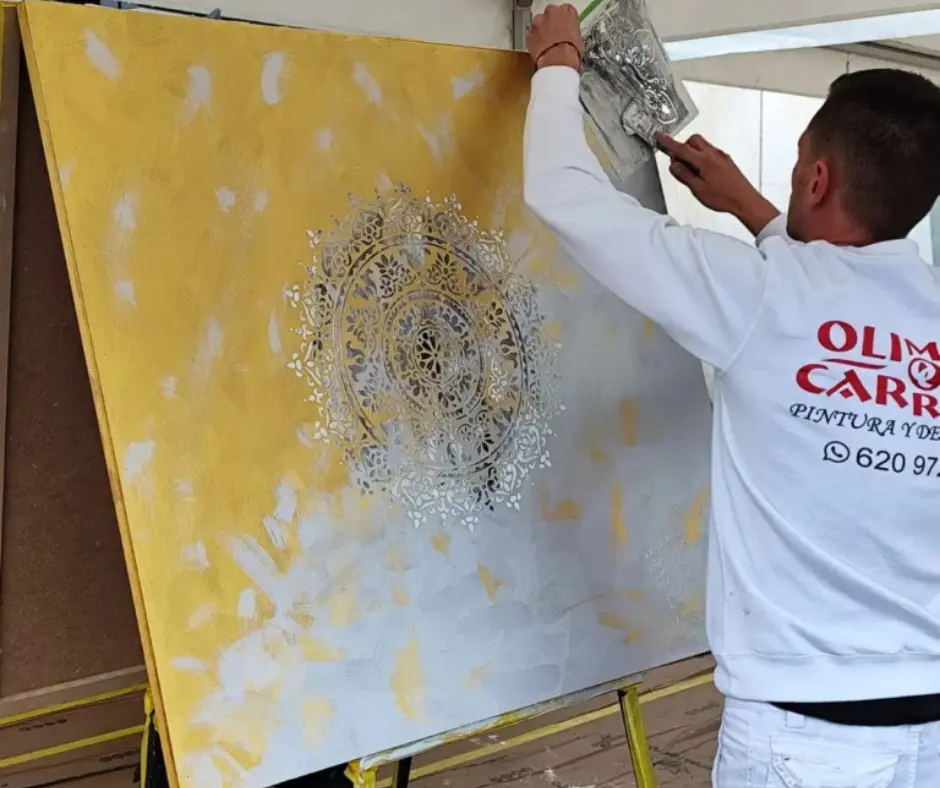 Felipe de Olimpia Carrera dando los toques finales a su cuadro con técnicas de alta decoración