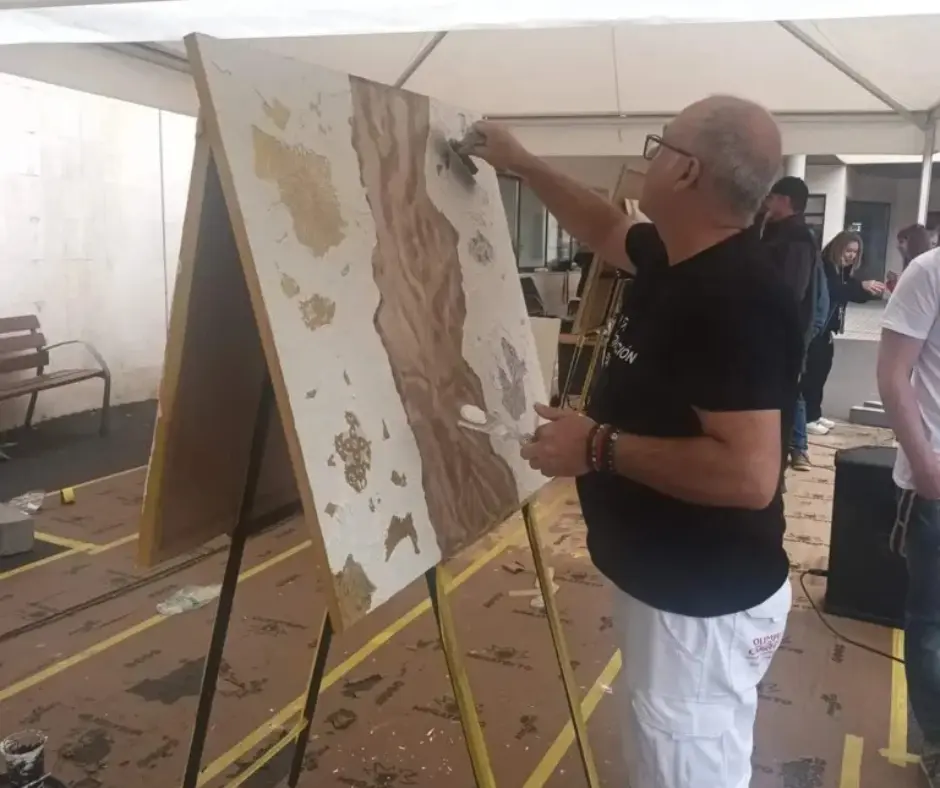 Antonio Molina haciendo una demostración en directo de técnicas de alta decoración. 2ª Feria de alta decoración