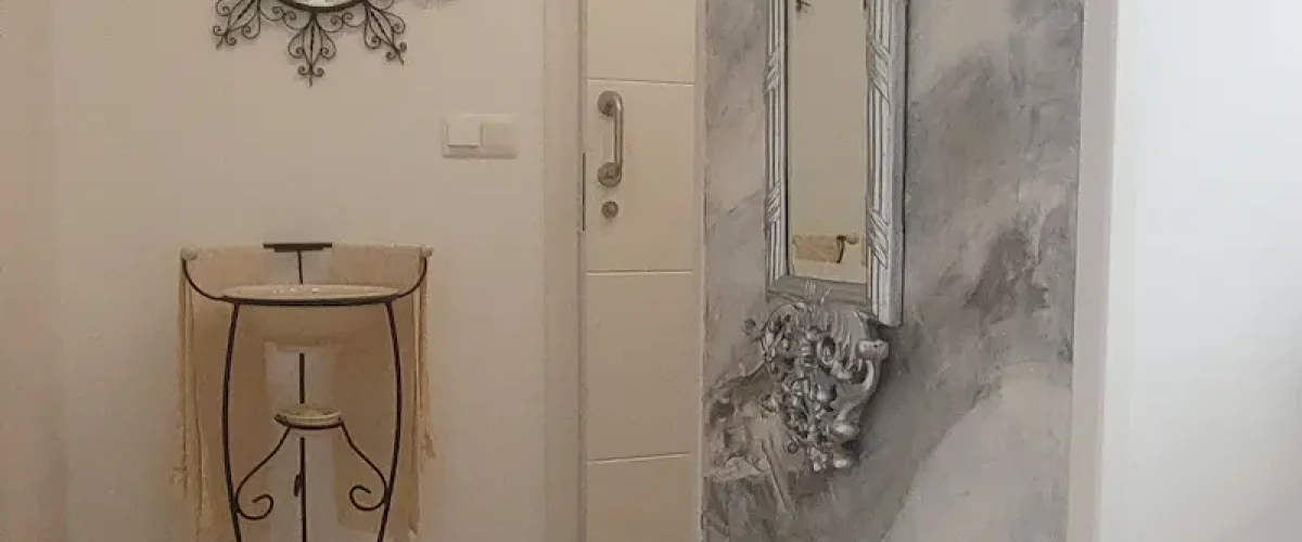 Entrada realizada con la técnica de estuco veneciano marmolizado